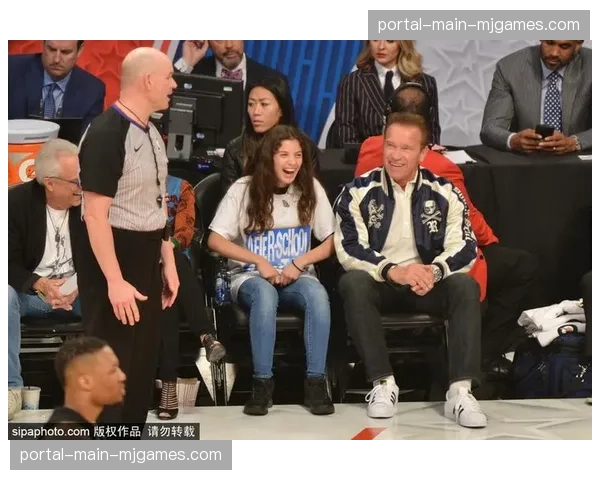场边观察:多位好莱坞明星现身观战,引发媒体关注 场边观察:多位好莱坞明星现身观战,引发媒体关注