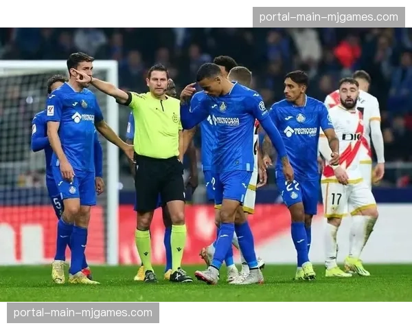 由于主场承办大型演唱会,赫塔菲申请将一轮联赛主客场对调,以保持防守战术所需的场地熟悉度 由于主场承办大型演唱会,赫塔菲申请将一轮联赛主客场对调,以保持防守战术所需的场地熟悉度