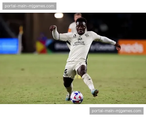 雷恩中卫奥马里因肌肉疲劳将缺席本轮比赛,球队防线深度受到考验 雷恩中卫奥马里因肌肉疲劳将缺席本轮比赛,球队防线深度受到考验