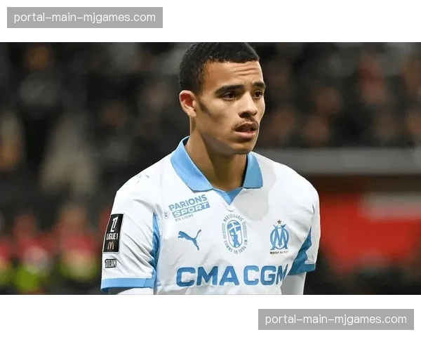 格林伍德助攻双响后与奥巴梅扬拥抱庆祝，马赛主场球迷高唱赞歌